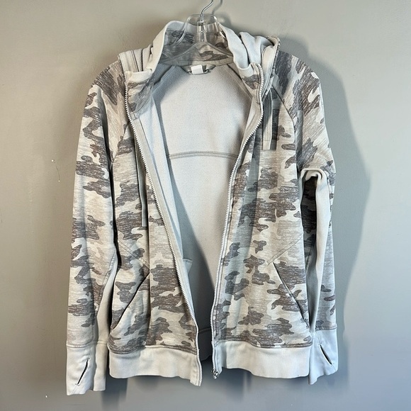 Athleta Womens Triumph Printed Hoodie in Grey Gypsum Camo Size Large Thumb Holes - Picture 5 of 16